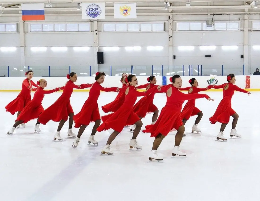 Выступление женщин в красном на турнире «Счастливый лед. Зима-2024»