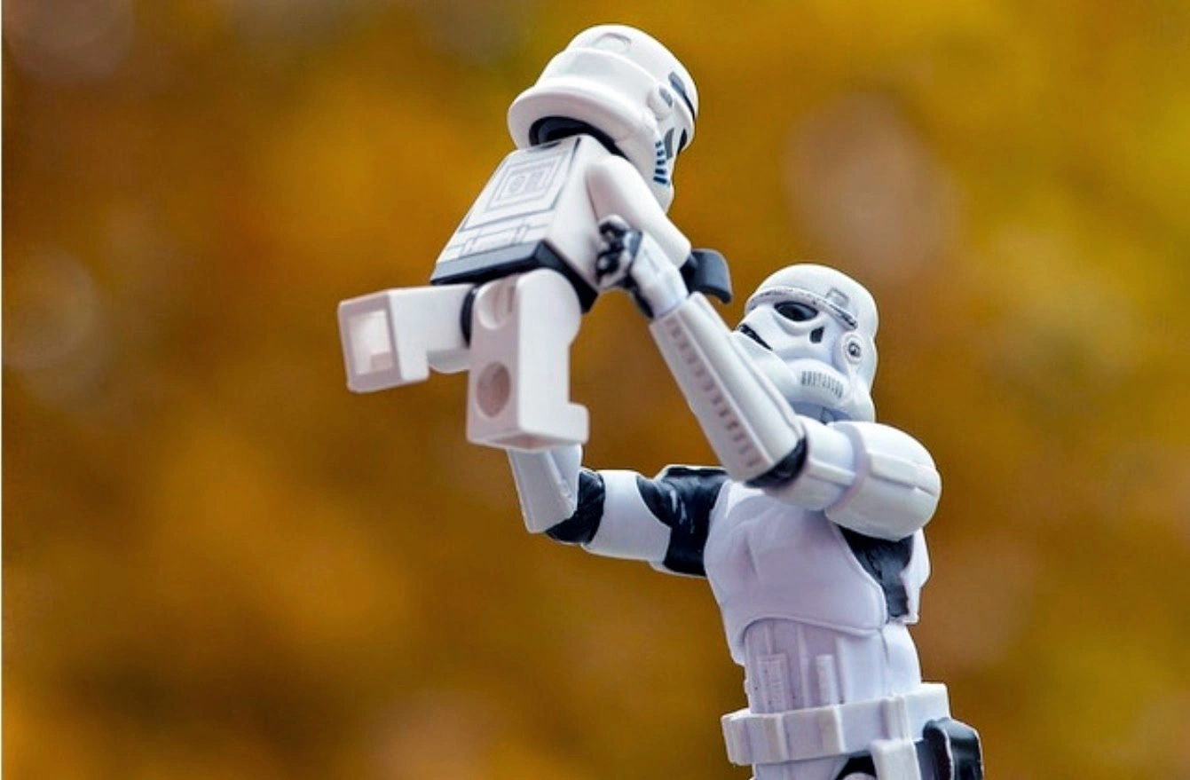 LEGO штурмовик подбрасывает сына вверх