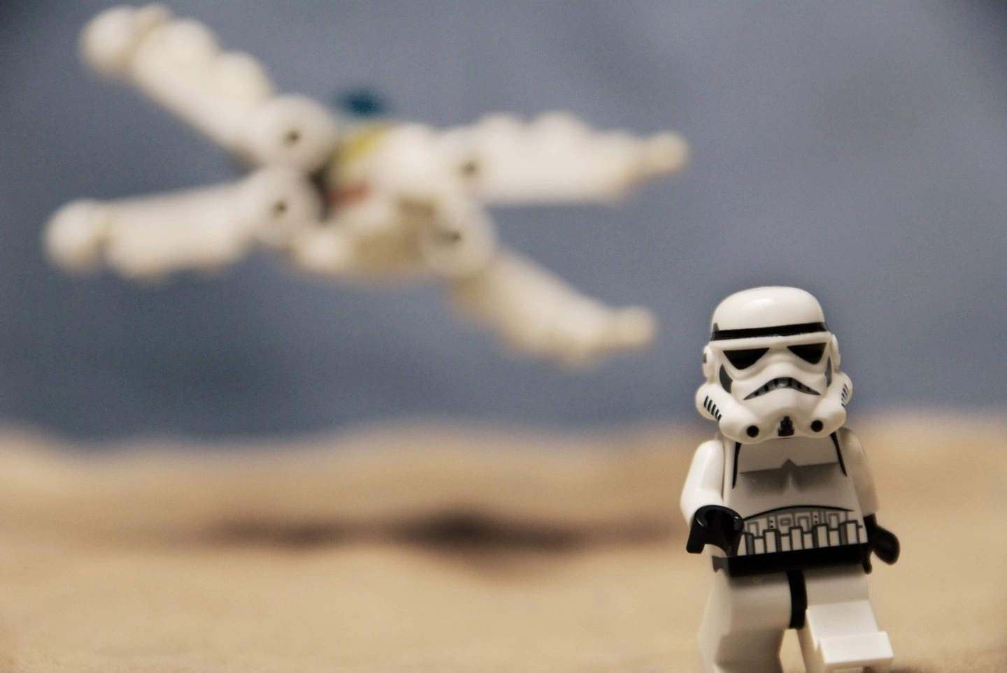 LEGO штурмовик на фоне истребителя X-wing