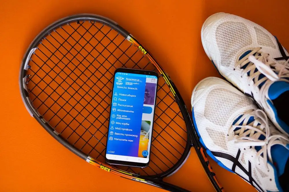 Смартфон с мобильным приложением Sport Priority на экране