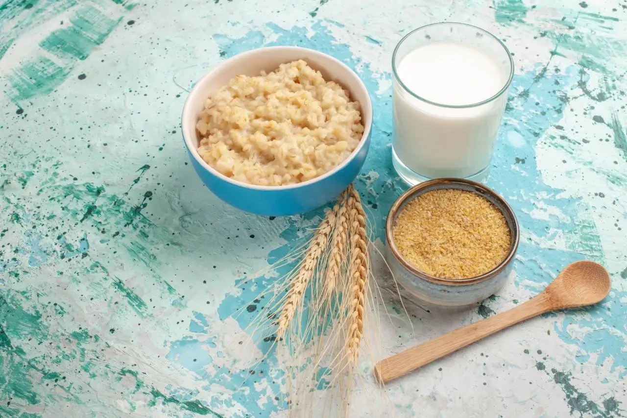 Полезный завтрак из миски каши и стакана молока